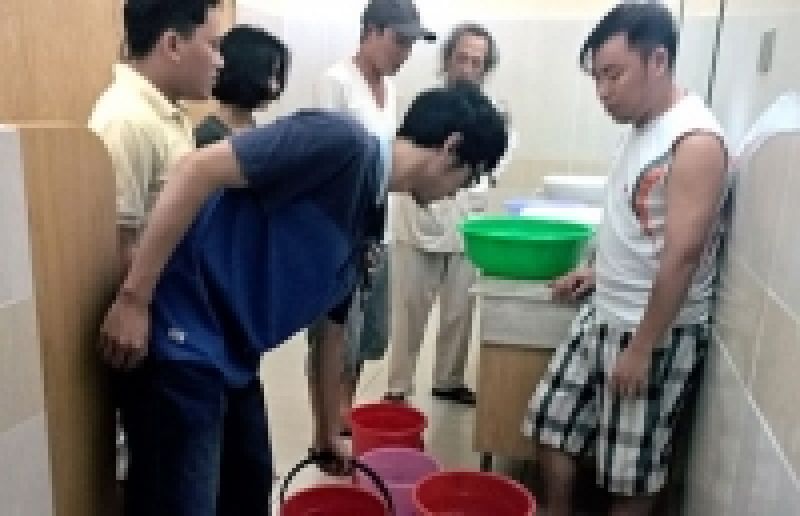 Bị ban quản l&yacute; cắt nước, d&acirc;n khốn khổ